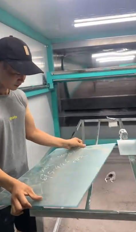 Quy trình dây chuyền phun sơn tự động cho tấm kính