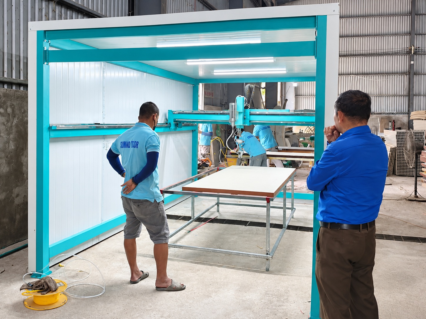 Buồng phun sơn tự động cho cửa nhựa được lắp đặt tại xưởng Sumko Door Đà Nẵng