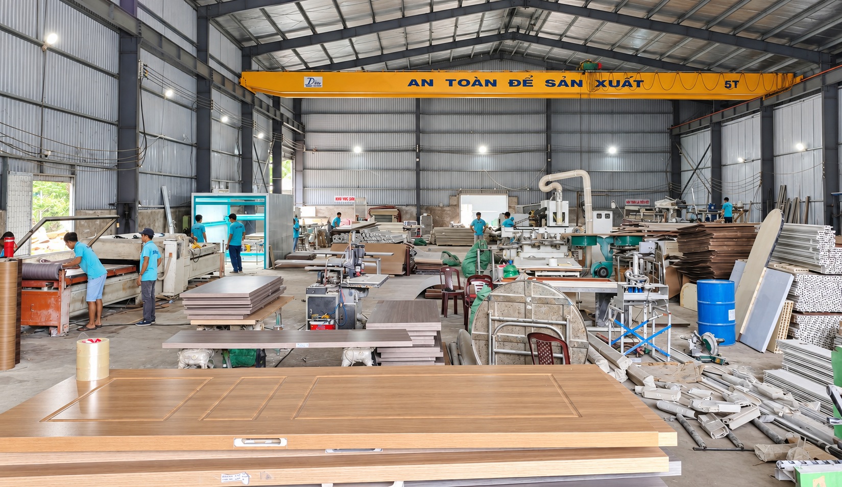 Toàn cảnh nhà xưởng sản xuất cửa nhựa Sumko Door Đà Nẵng với cầu trục và khu vực gia công