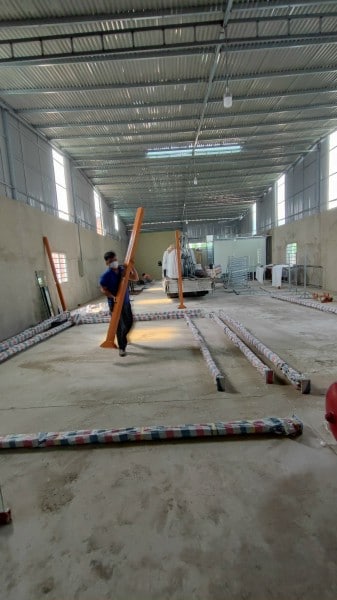 Thi công lắp đặt hệ khung và mặt bằng dây chuyền sơn tại xưởng