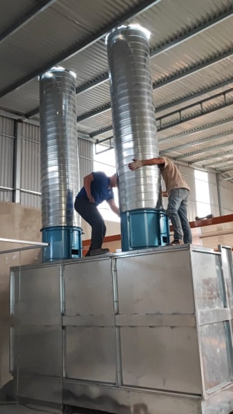 Kỹ thuật viên ViTech SA lắp đặt ống gió tròn cho hệ thống bồn hút sơn tại xưởng