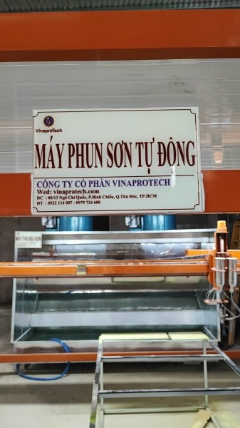 Bồn hút sơn màng nước ViTech SA lắp đặt thực tế với bảng hiệu công ty
