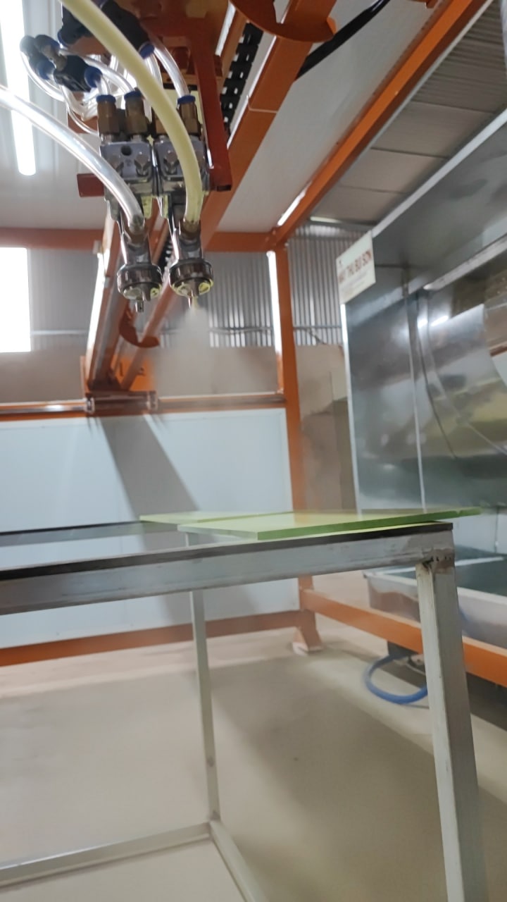 Cận cảnh béc phun sơn trên tay máy phun sơn tự động