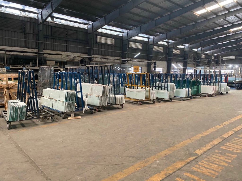 Các giá chứa kính trong nhà xưởng rộng