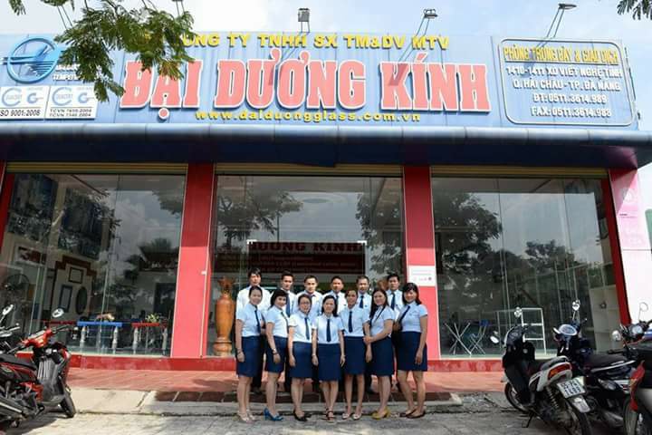 Tập thể đứng trước cơ sở Đại Dương Kính