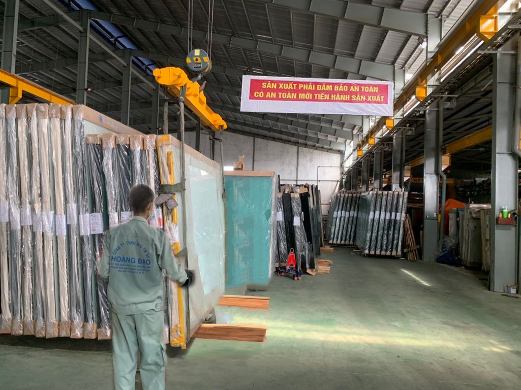 Khu vực giá kính và thiết bị nâng trong nhà xưởng