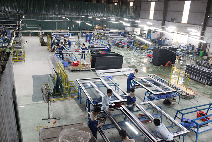 Các bàn gia công và thiết bị trong xưởng kính
