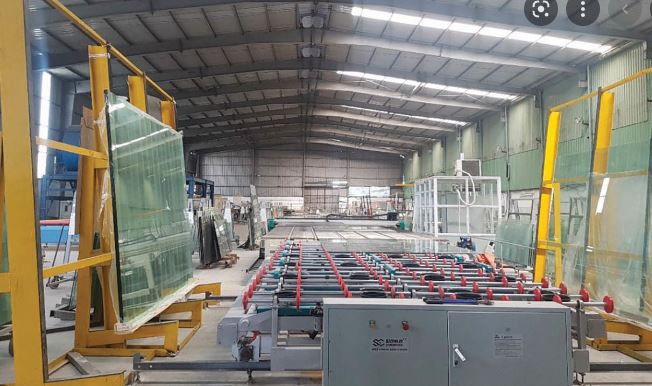 Dây chuyền và bàn con lăn bên trong nhà xưởng