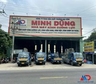 Mặt tiền nhà máy kính Minh Dũng với các xe tải
