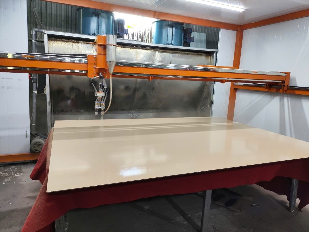 Máy phun sơn kính với khung màu cam, cụm đầu phun và bàn đặt tấm kính