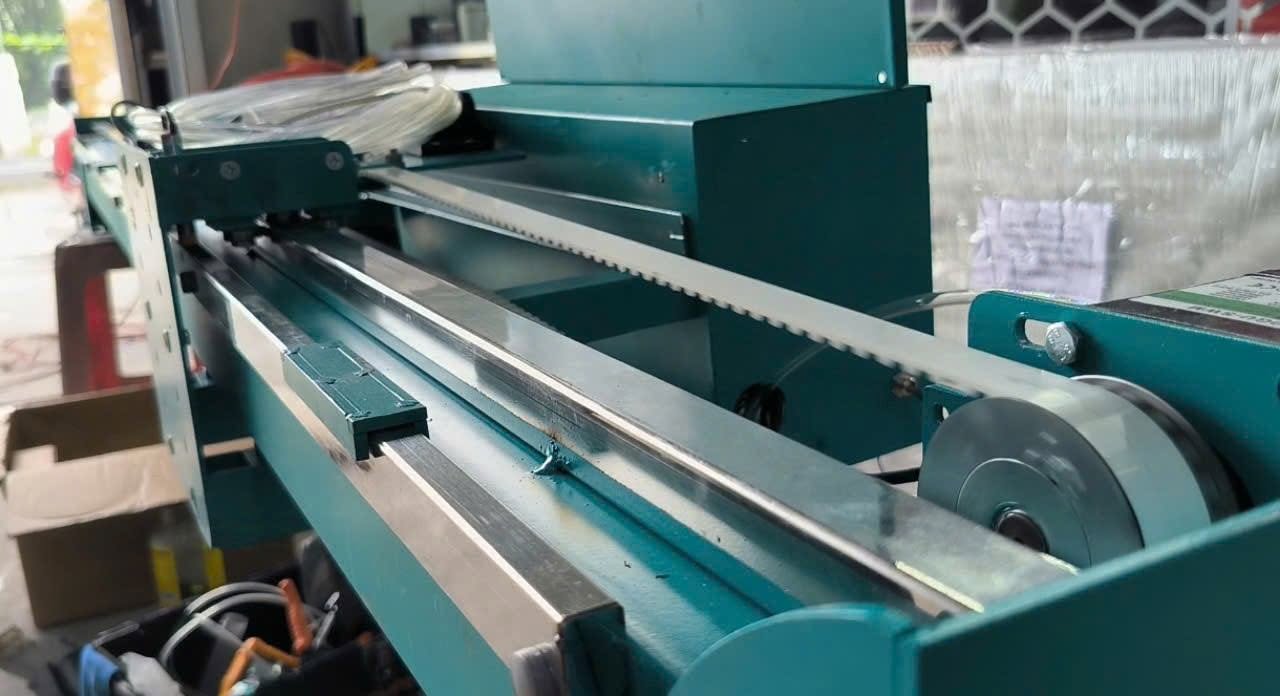 Cận cảnh ray dẫn hướng và dây đai trên cụm chuyển động của máy phun sơn